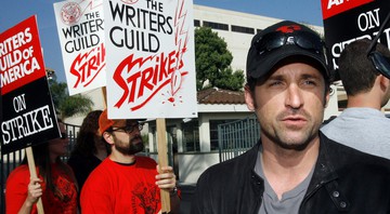 O ator Patrick Dempsey durante manifestação dos roteiristas de Hollywood, em 2007.  - AP
