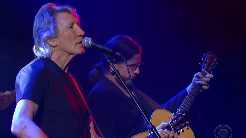 Roger Waters durante performance no programa norte-americano The Late Show