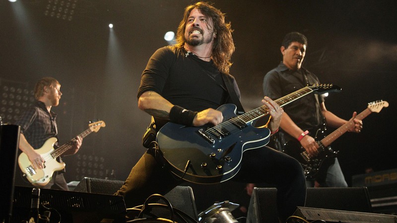 Foo Fighters em apresentação no Glastonbury 2017 - AP