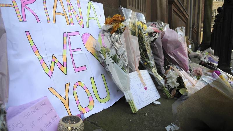 Tributos às vítimas do show do ataque terrorista ocorrido no show da cantora Ariana Grande em Manchester, na Inglaterra, em 23 de maio de 2017. As homenagens foram colocadas na praça St. Ann. 




