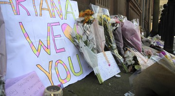 Tributos às vítimas do show do ataque terrorista ocorrido no show da cantora Ariana Grande em Manchester, na Inglaterra, em 23 de maio de 2017. As homenagens foram colocadas na praça St. Ann. 



 - AP