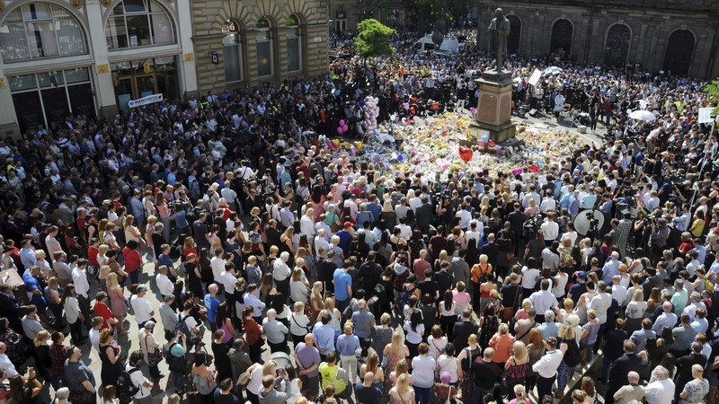 Multidão se reúne na praça St. Ann, em Manchester, para um minuto de silêncio em homenagem às vítimas do atentado terrorista que ocorreu na Manchester Arena, no dia 22 de maio, após show da cantora Ariana Grande


 - AP