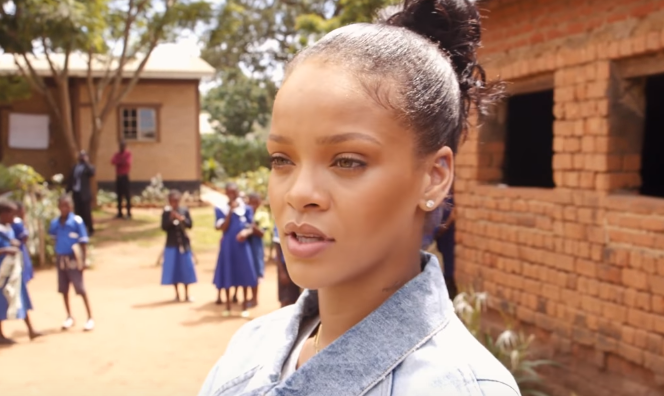 Rihanna em cena do mini-documentário que mostra a viagem dela a Malawi, na África