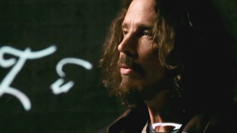 Chris Cornell em cena do videoclipe de "The Promise"