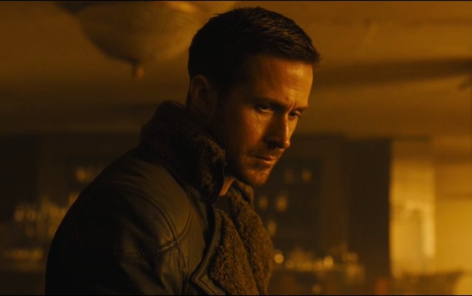 Ryan Gosling em cena do filme Blade Runner: 2049