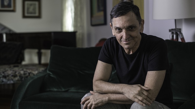Paulo Miklos no sofá da casa em que ele mora, no Morumbi, em São Paulo
