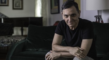 Paulo Miklos no sofá da casa em que ele mora, no Morumbi, em São Paulo - Bruno Trindade