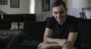 Paulo Miklos no sofá da casa em que ele mora, no Morumbi, em São Paulo - Bruno Trindade