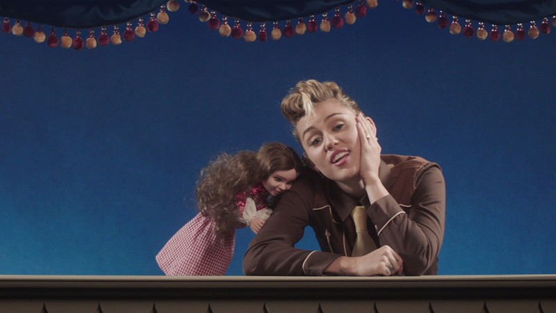 Miley Cyrus em cena do clipe de "Younger Now", faixa título do LP dela