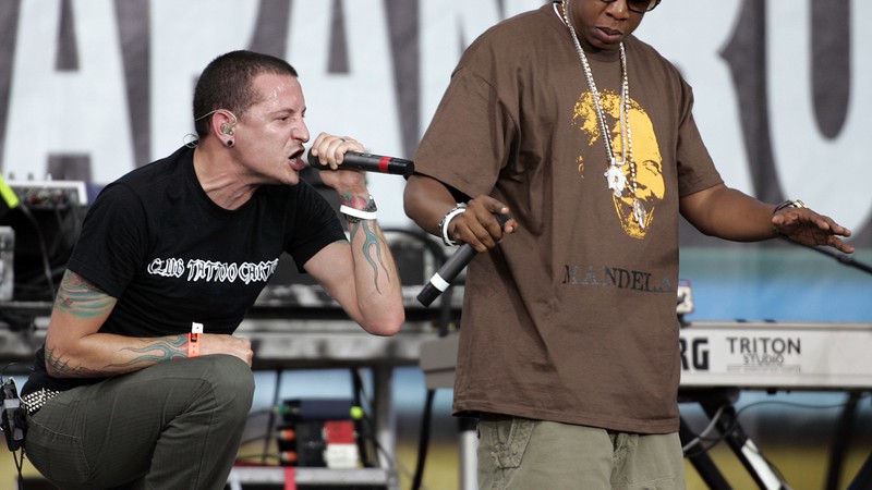Chester Bennington, vocalista do Linkin Park, e Jay-Z durante show em 2005 - AP