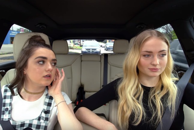 Maisie Williams e Sophie Turner em episódio do Carpool Karaoke