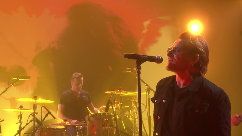 Bono com o U2 em performance no programa The Tonight Show, de Jimmy Fallon