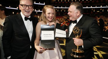 Warren Littlefield, Elizabeth Moss e Bruce Miller, vencedores de prêmios no Emmy de 2017 pelo trabalho na série <i>The Handmaid's Tale</i> - Danny Moloshok/Invision for the Television Academy/AP Images