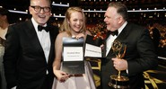 Warren Littlefield, Elizabeth Moss e Bruce Miller, vencedores de prêmios no Emmy de 2017 pelo trabalho na série <i>The Handmaid's Tale</i> - Danny Moloshok/Invision for the Television Academy/AP Images