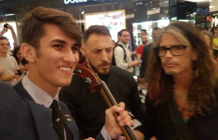Steven Tyler autografa o violoncelo no Shopping Leblon