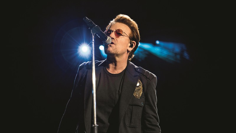 Bono à frente do U2 em show