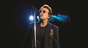Bono à frente do U2 em show - Ross Stewart