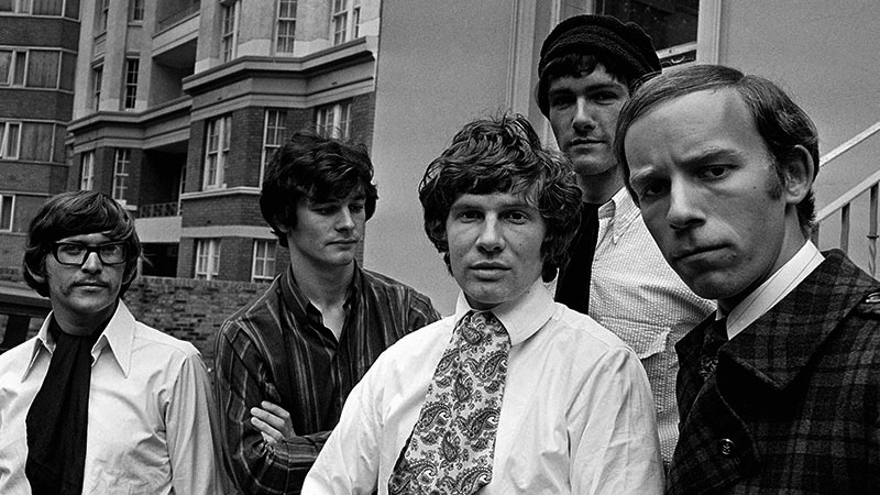 Criando a Obra-Prima
The Zombies em 1967 em frente ao prédio dos estúdios Abbey Road: (da esq. para a dir.) Chris White, Colin Blunstone, Rod Argent, Paul Atkinson e Hugh Grundy.


