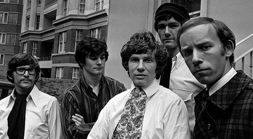 <b>Criando a Obra-Prima</b><br>
The Zombies em 1967 em frente ao prédio dos estúdios Abbey Road: (<i>da esq. para a dir.</i>) Chris White, Colin Blunstone, Rod Argent, Paul Atkinson e Hugh Grundy.

 - Kaith Waldegrave/Rex/Shutterstock