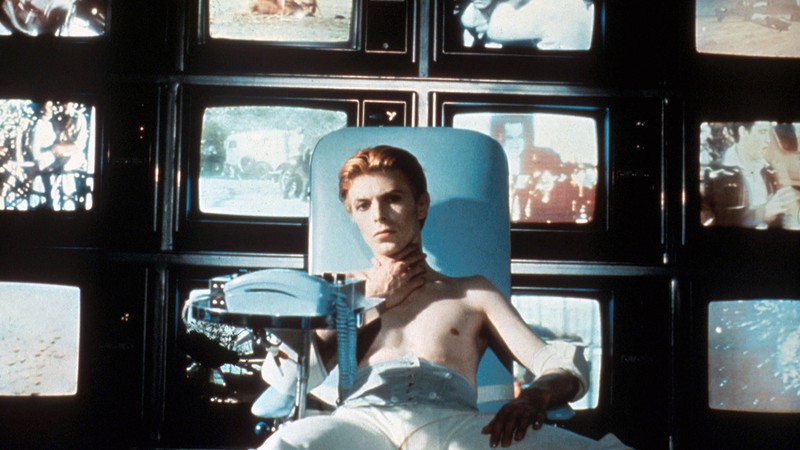 O artista David Bowie no filme O Homem que Caiu na Terra.