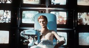 O artista David Bowie no filme <i>O Homem que Caiu na Terra</i>. - Reprodução