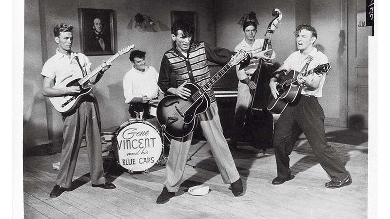 Mandando Brasa
Gene Vincent (ao centro) e a banda The Blue Caps em 1956 tocando “Be-Bop-a-Lula”
