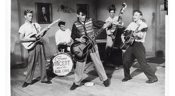<b>Mandando Brasa</b><br>
Gene Vincent (<i>ao centro</i>) e a banda The Blue Caps em 1956 tocando “Be-Bop-a-Lula”
 - Divulgação