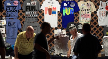 Imagem de uma lojinha para venda de merchandising em um show da banda Fun - Owen Sweeney/Invision/AP