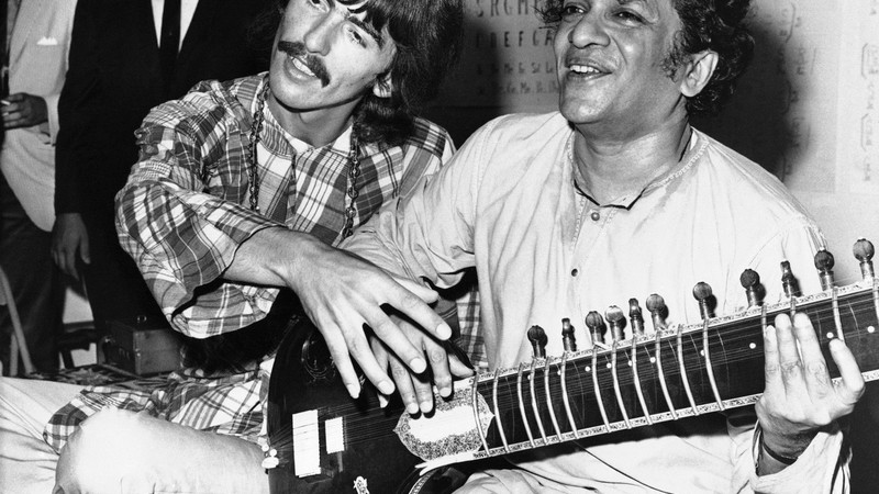 George Harrison, dos Beatles, ao lado do mentor Ravi Shankar, da Índia, em 1967
