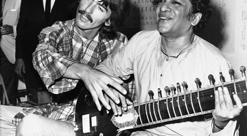 George Harrison, dos Beatles, ao lado do mentor Ravi Shankar, da Índia, em 1967 - AP
