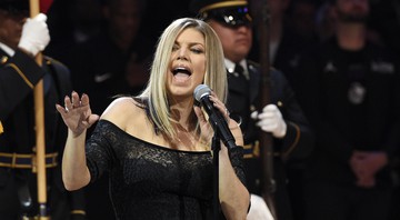 Fergie cantando o hino dos Estados Unidos durante o Jogo das Estrelas da NBA, em 2018 - Chris Pizzello/AP