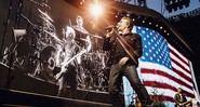 <b>Bono Vox</b><br>
O líder do U2 fala sobre a situação da banda, a situação do mundo e o que aprendeu ao quase morrer - Danny North
