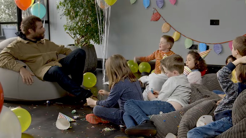Liam Gallagher sendo entrevistado por crianças em vídeo