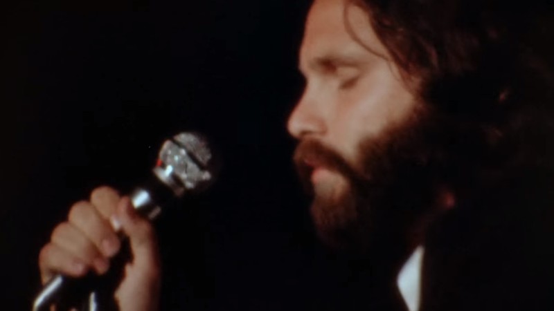 Jim Morrison à frente do The Doors no Isle of Wight Festival de 1970