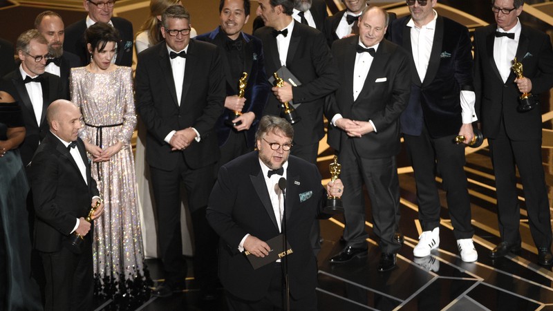 Guillermo Del Toro e elenco do filme A Forma da Água recebendo o prêmio de Melhor Filme no Oscar 2018