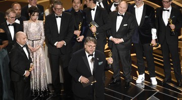 Guillermo Del Toro e elenco do filme <i>A Forma da Água</b> recebendo o prêmio de Melhor Filme no Oscar 2018 - Chris Pizzello/Invision/AP