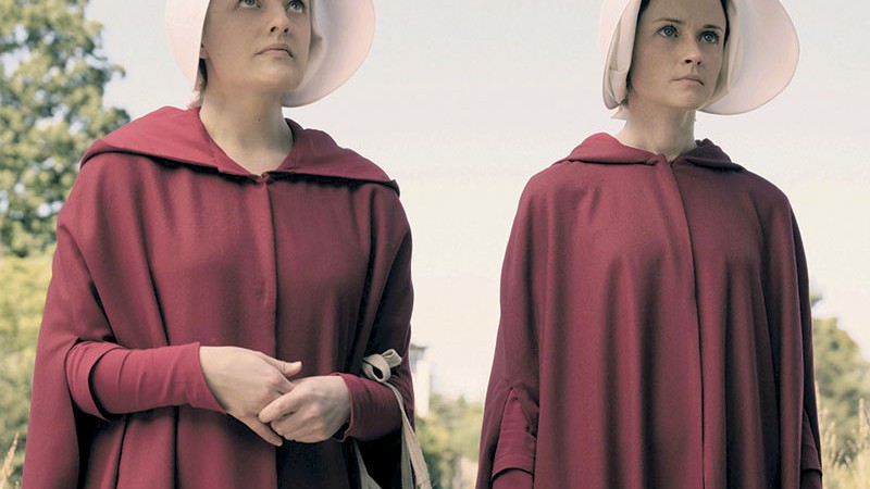 Sofrimento Sem Fim
A protagonista Elisabeth Moss, com Alexis Bledel, na primeira temporada de The Handmaid’s Tale