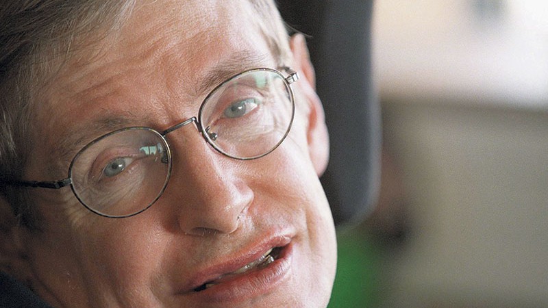 Gênio Trabalhando
O professor Stephen Hawking em seu escritório em Cambridge em outubro de 2001

