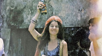 Janis ao lado da companhia mais presente que teve no Brasil, a garrafa de cachaça - Arquivo Pessoal