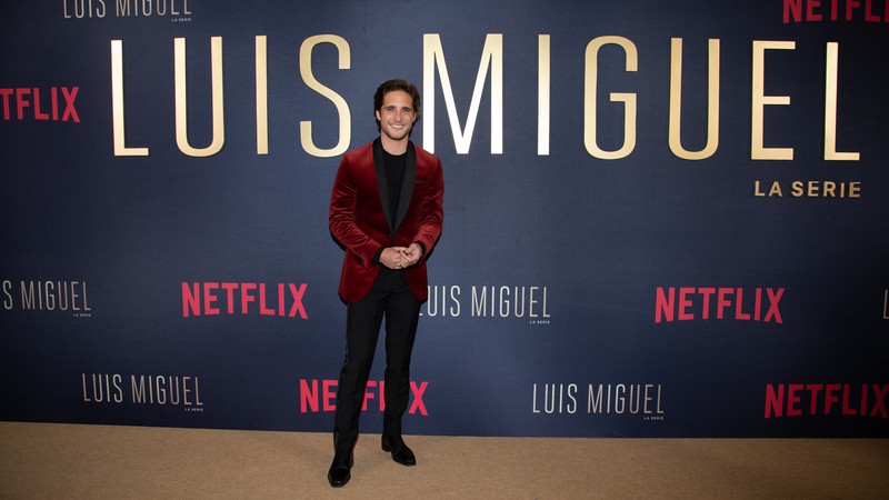 O ator Diego Boneta no "tapete dourado" para a estreia da série Luis Miguel