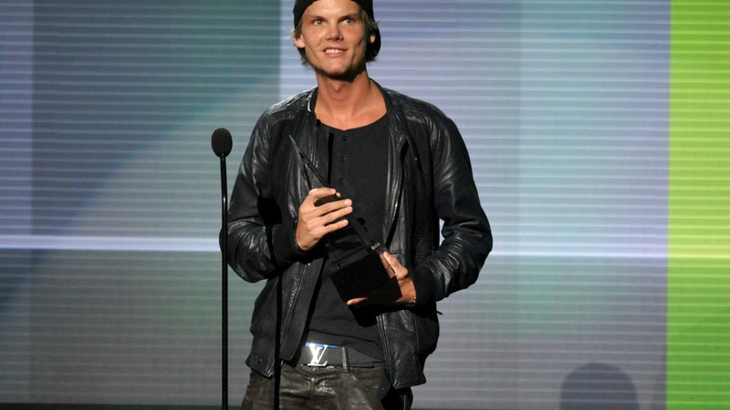 Avicii recebe o prêmio de artista favorito - dance music eletrônica no American Music Awards, em 2013, no Nokia Theatre L.A. Live, em Los Angeles