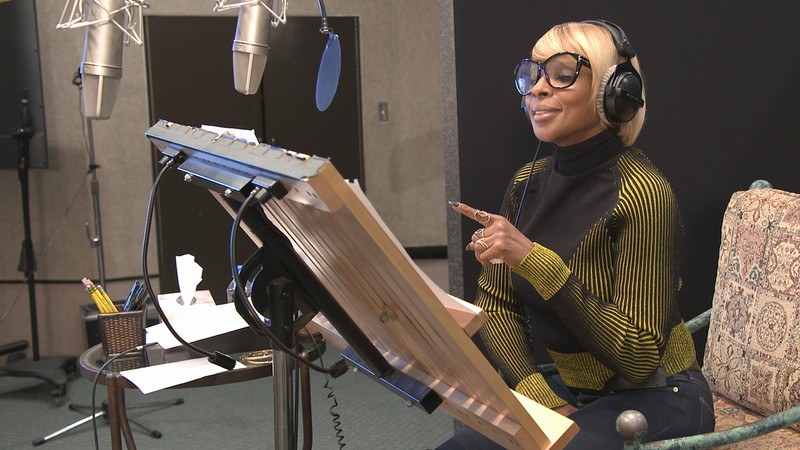 Mary J. Blige gravando vozes para a animação Gnomeu e Julieta: O Mistério do Jardim