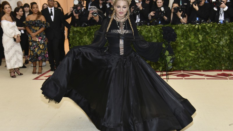Madonna no tapete vermelho do Met Gala 2018