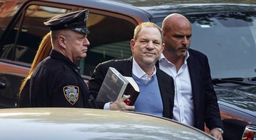 Harvey Weinstein chega à delegacia de polícia em Nova York para se entregar às autoridades após acusações abuso sexual e estupro - Andres Kudacki/AP