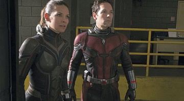 <b>Desmascarados</b><br>
Evangeline Lilly e Paul Rudd semitrajados de Vespa e Homem-Formiga

 - Ben Rothstein/Marvel Studios/Divulgação