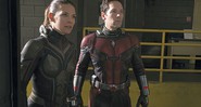 <b>Desmascarados</b><br>
Evangeline Lilly e Paul Rudd semitrajados de Vespa e Homem-Formiga

 - Ben Rothstein/Marvel Studios/Divulgação