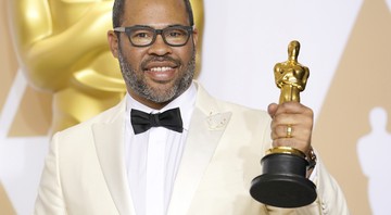None - O diretor Jordan Peele com o Oscar de Melhor Roteiro Original por Corra! (Foto: Anthony Behar/Sipa USA/AP)
