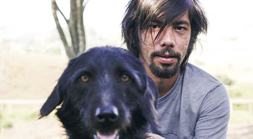 China e o cachorro, Carlos, que deu origem a todo esse projeto - Divulgação