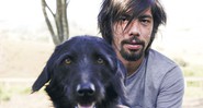 China e o cachorro, Carlos, que deu origem a todo esse projeto - Divulgação