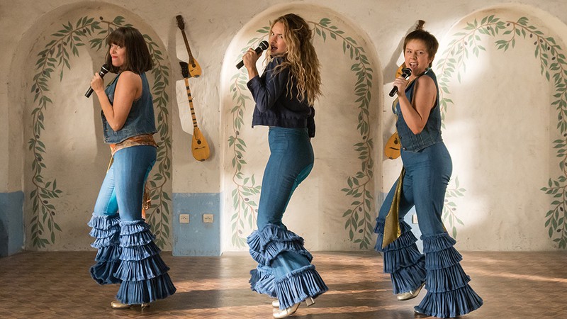 Alexa Davies, Lily James e Jessica Keenan Wynn em Mamma Mia! Lá Vamos Nós de Novo